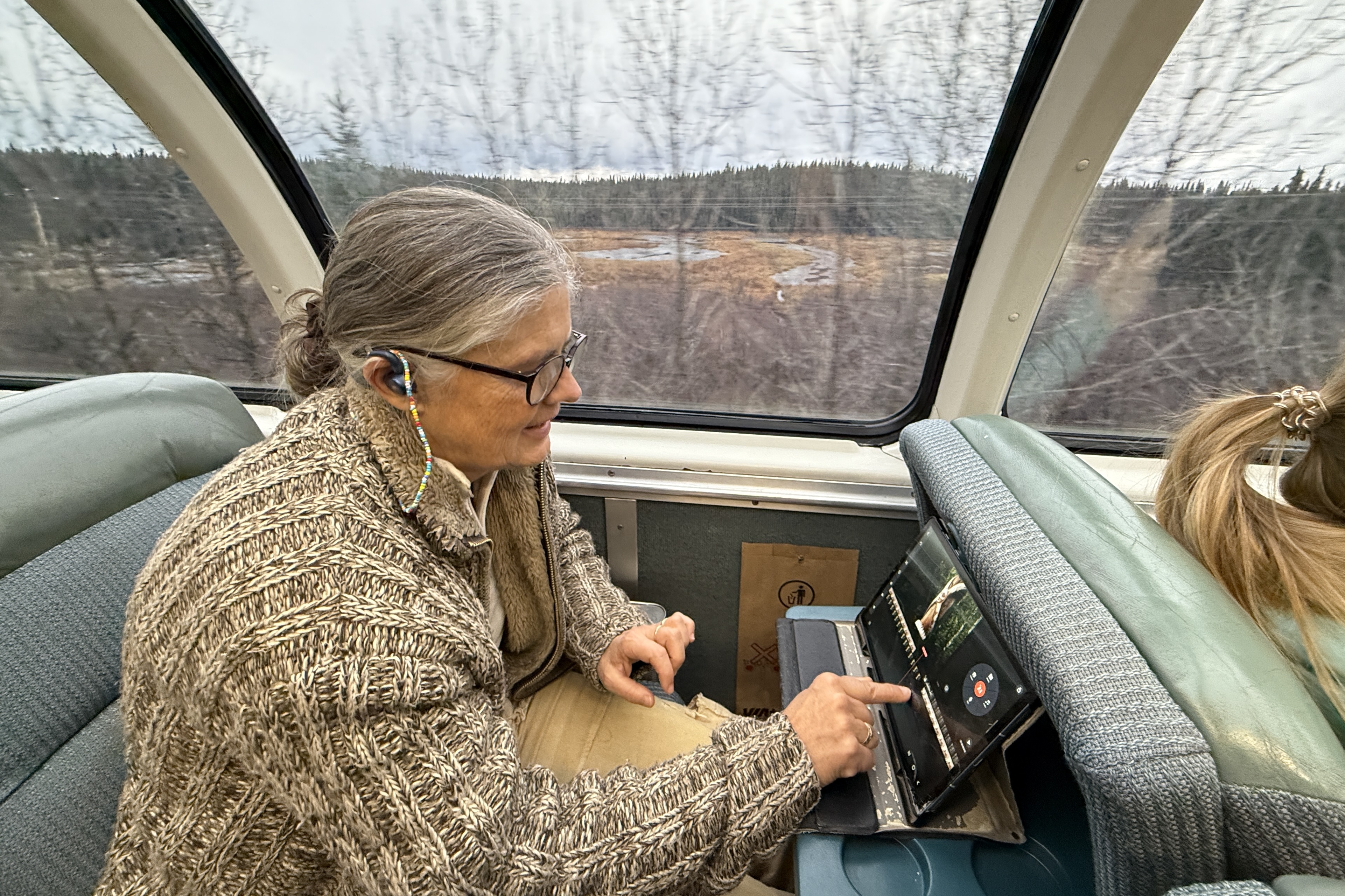 Isabelle dans le train vers Churchill